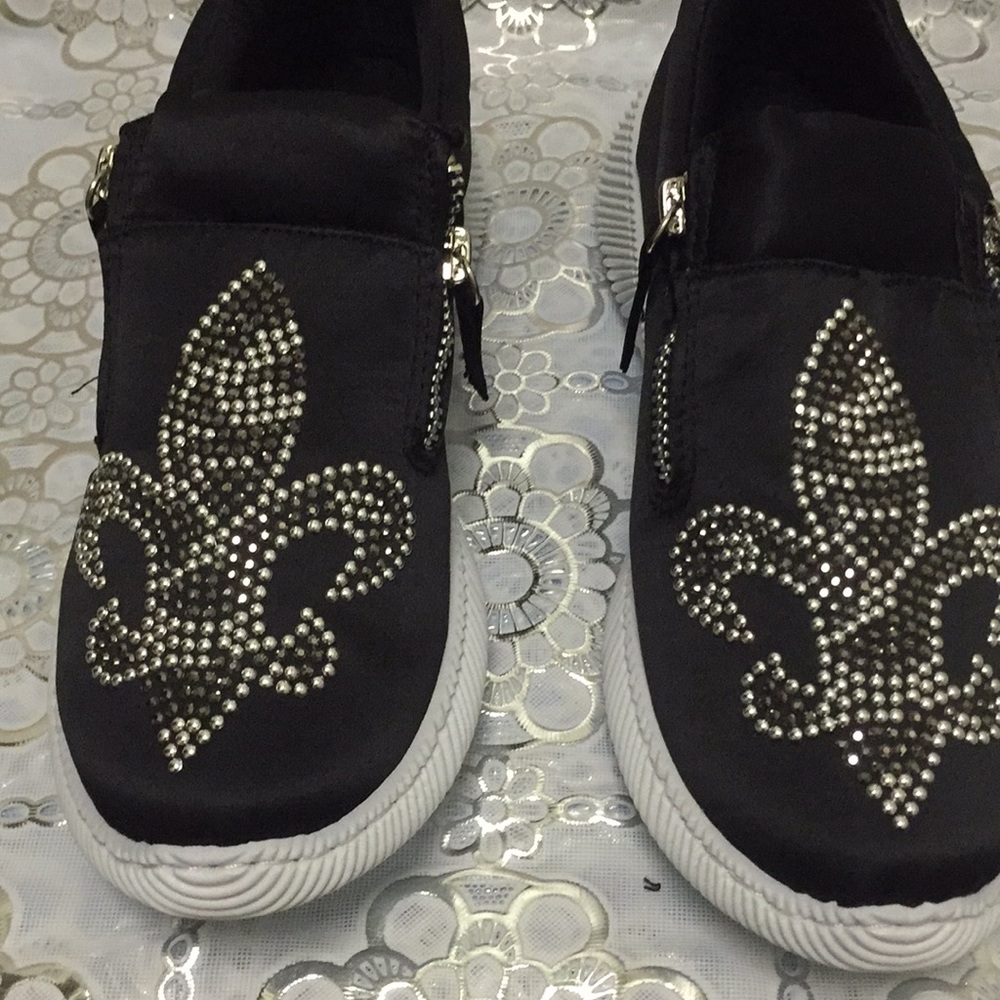 NWT Women's sneakers SZ 7 With zipper in the sides